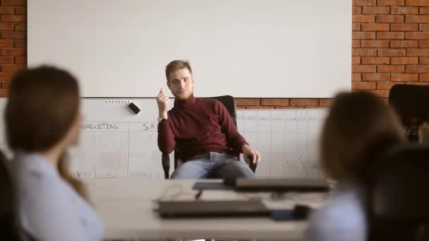 Jovem Empresário Conversa Com Seus Trabalhadores Dando Lhes Tempo Para — Vídeo de Stock