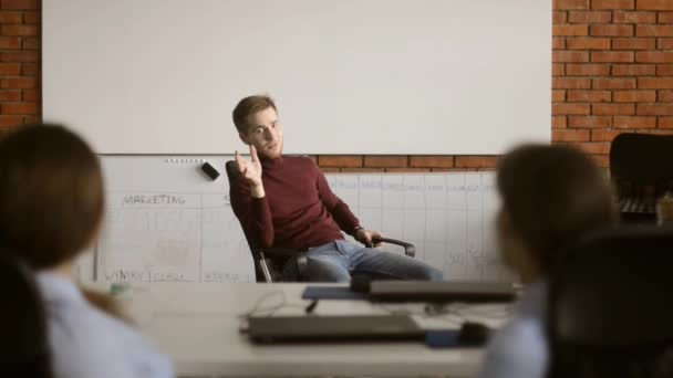 Conversation facile au bureau. Travailleurs de bureau ayant une conversation pendant la pause café. Dreamteam s'amuse. Déjeuner. .