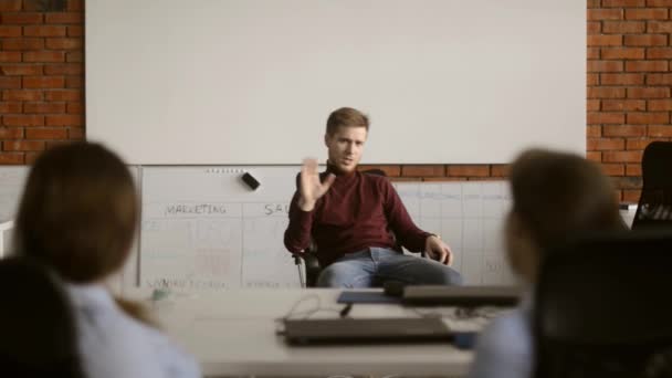 Patron parlant à des collègues au bureau. Homme parlant à ses travailleurs, leur donnant des idées pour discuter. ils se sont entretenus 