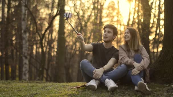 Joven Chica Hablando Con Cámara Los Videobloggers Hacen Video Parque — Vídeos de Stock