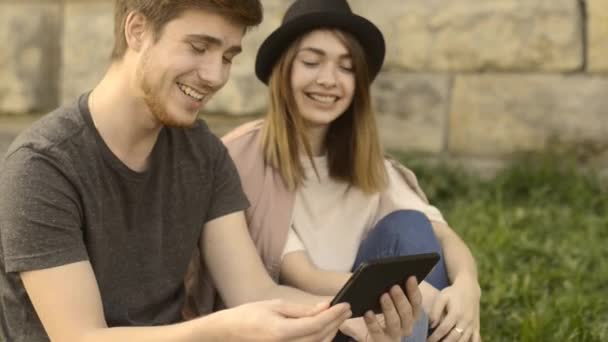 Een Jonge Jongen Een Meisje Kijken Tablet Glimlach — Stockvideo