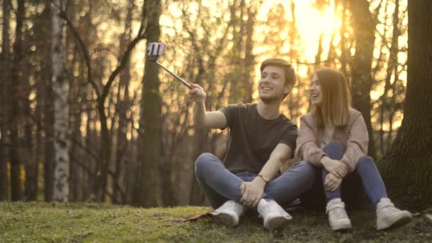 Young Man Girl Talking Camera Video Bloggers Make Video Park — Stock Video