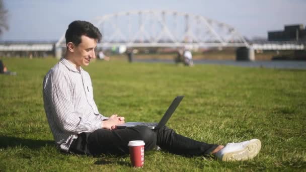 Hombre Con Portátil Hombre Está Sentado Parque Hablando Video Comunicación — Vídeo de stock