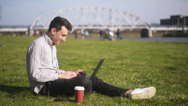 Menino Verificando Laptop Recebe Boas Notícias Homem Está Sentado Parque — Vídeo de Stock