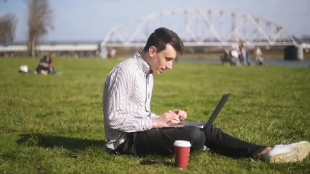 Menino Verificando Laptop Recebe Boas Notícias Homem Está Sentado Parque — Vídeo de Stock