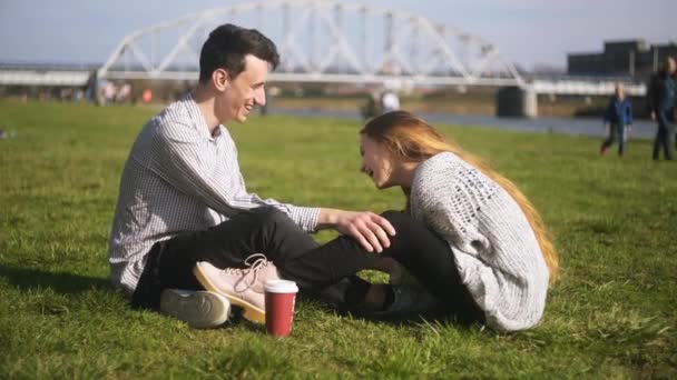 Gelukkige Tiener Paar Verliefd Het Park Aantrekkelijk Koppel Met Moment — Stockvideo