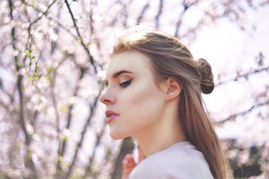 Bahar güzellik kız açık havada uzun saçlı. Çiçek açan ağaçlar. Romantik genç kadın portre. Doğa. Güzellik kız portre. Çiçekli bahar modeli. Çiçeği. Clouse gözlü kız.