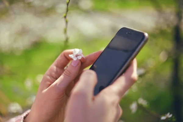 Mädchen Benutzt Ihr Handy Freien Aus Nächster Nähe Sonniger Tag — Stockfoto