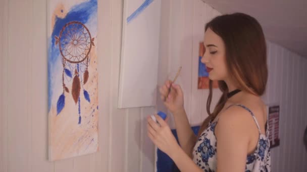 Menina Pintando Quadro Estúdio Casa Mulher Modelo Pintando Seu Quadro — Vídeo de Stock