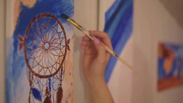 Menina Pintando Quadro Estúdio Casa Mulher Modelo Pintando Seu Quadro — Vídeo de Stock