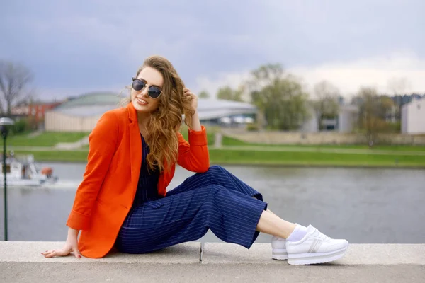 Belle Fille Portant Des Lunettes Soleil Bord Rivière Fille Assise — Photo