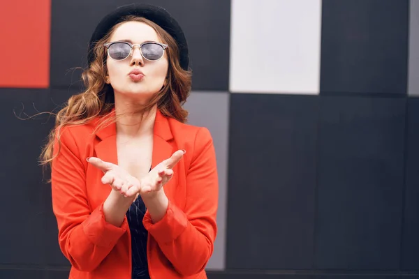 Linda Joven Encantadora Gafas Sol Chaqueta Roja Sombrero Moda Pie —  Fotos de Stock