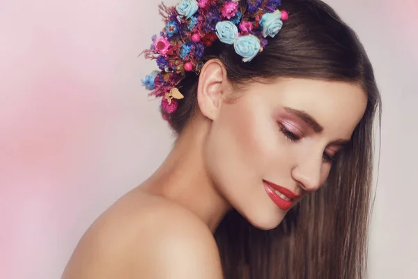 Piękna Młoda Kobieta Delikatnych Kwiatów Włosach Piękna Dziewczyna Kwiatami Hairstyle — Zdjęcie stockowe