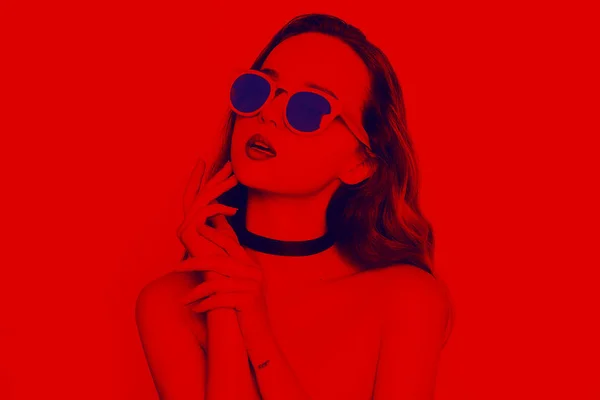 Koyu ahşap güneş gözlüğü takıyor bir güzellik modeli kız şık portresi. Closeup güneş gözlüğü ve gerdanlık uzun kıvırcık saçlı güzel kadın moda. Stüdyo vurdu. Glamour makyaj.