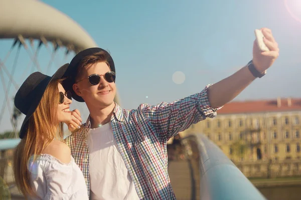 Paar Lächelt Auf Brücke Touristen Die Spaß Sommerlichen Reiseabenteuerurlaub Haben — Stockfoto