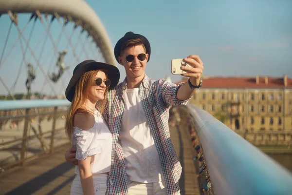 Paar Lächelt Auf Brücke Touristen Die Spaß Sommerlichen Reiseabenteuerurlaub Haben — Stockfoto