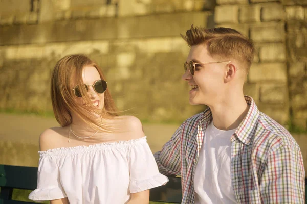 Gyönyörű Fiatal Pár Egy Padon Parkban Közel Folyóhoz Romantikus Pár — Stock Fotó