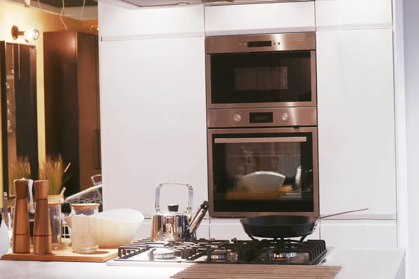 Bright interior kitchen with built-in oven. Beautiful white kitc — Stock Photo, Image