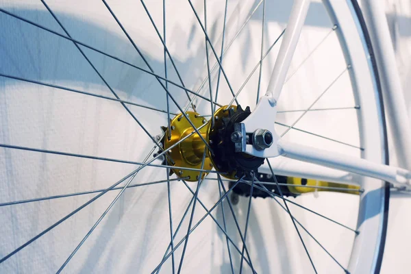 Cykel som interiören hänger på väggen. Pedaler och hjul. — Stockfoto