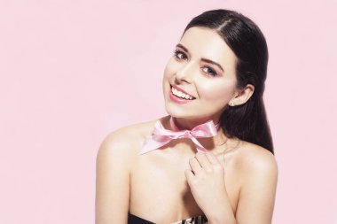 Pembe makyajlı pembe arka planda güzel bir manken kız. Gir