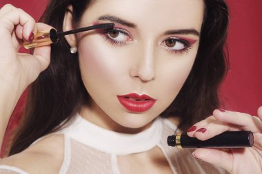 Portre, maket ellerde rimel tutar ve kirpikleri boyar. Bea!