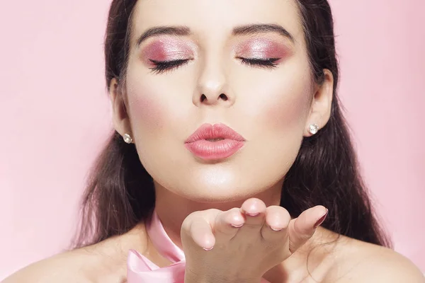 Hermosa chica modelo sobre un fondo rosa con maquillaje rosa. Gir. — Foto de Stock