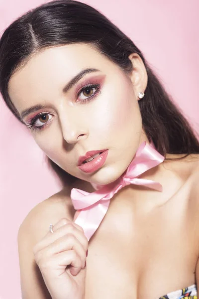 Hermosa chica modelo sobre un fondo rosa con maquillaje rosa. Gir. — Foto de Stock