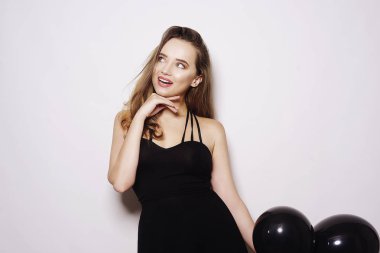 Kara Cuma, uzun saçlı siyah elbiseli güzel kız.