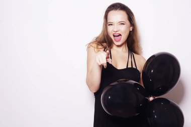 Kara Cuma, uzun saçlı siyah elbiseli güzel kız.