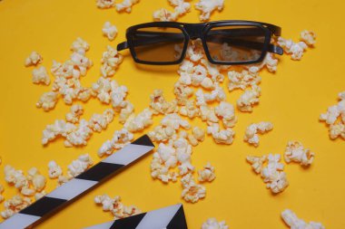 Sinema seansı, film, film klasörü, patlamış mısır, 3D gözlükler. V