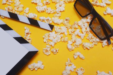 Sinema seansı, film, film klasörü, patlamış mısır, 3D gözlükler. V