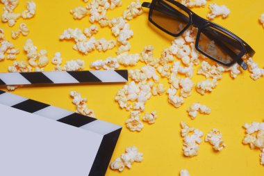 Sinema seansı, film, film klasörü, patlamış mısır, 3D gözlükler. V