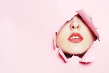 Büyük güzel dudaklar, piercing burun, güzellik salonu, dudak büyütme.,