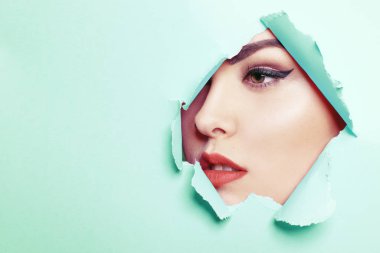 Güzel bir yüz, profesyonel makyaj, oklar, uzun göz.
