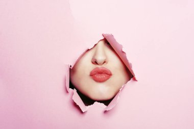 Büyük güzel dudaklar, piercing burun, güzellik salonu, dudak büyütme.,