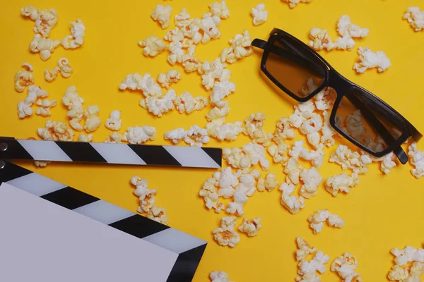 映画セッション、映画、映画のクラッパーボード、ポップコーン、 3Dメガネ。五 — ストック写真