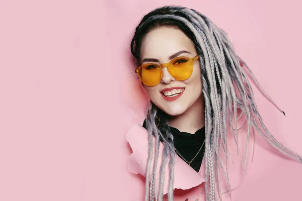 Schöne Brünette mit blonden Dreadlocks, Nasenpiercings, Tunne — Stockfoto