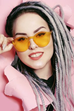 Sarışın, kumral, burun piercingli, tünelci.