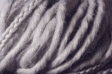 Beyaz rastalı, sarışın, örgülü saçlı. Bir demet Drea