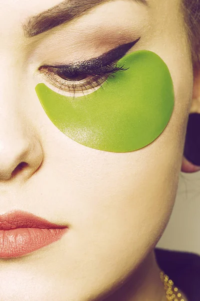 Viso di ragazza con macchie verdi sotto gli occhi — Foto Stock