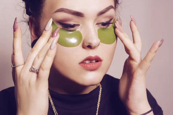 Rosto da menina com manchas verdes sob os olhos — Fotografia de Stock