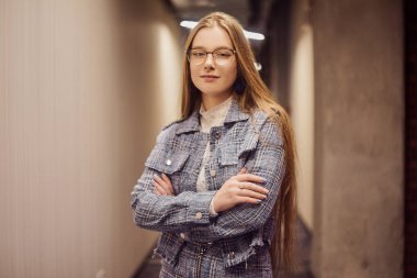 Kız öğrenci üniversitenin / üniversitenin koridorunda duruyor