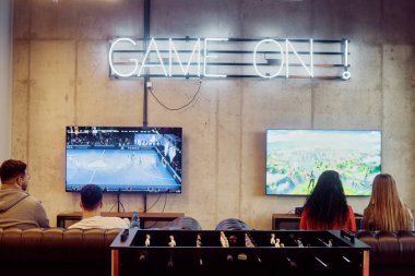 Krakow, Polonya, 3 Aralık 2019. Erkekler eğlencesine Fifa 2020 oynuyorlar.