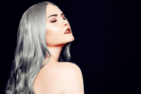 Hermosa modelo de chica de perfil de pelo gris. Cuidado del cabello, gra perfecto — Foto de Stock