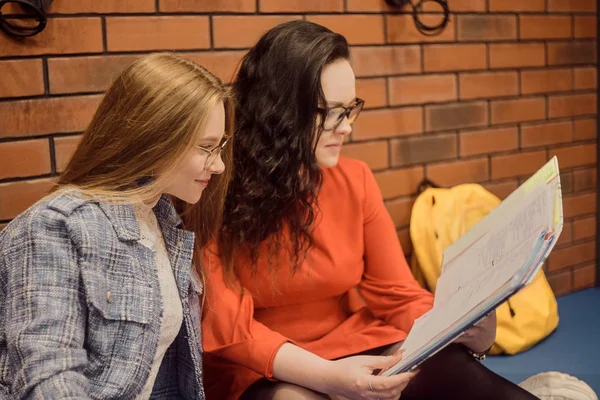 Des étudiantes s'assoient dans le couloir de l'université / Universi — Photo