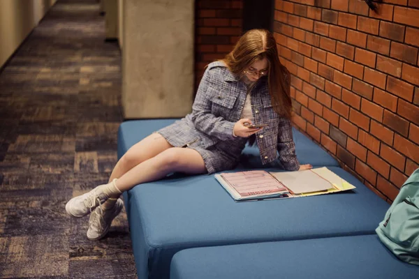 Étudiante assise dans le couloir de l'université / université — Photo