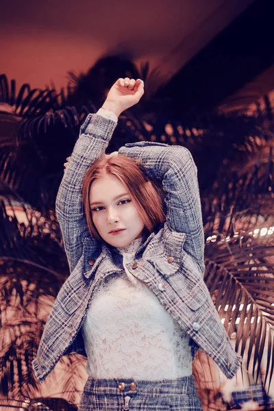 Foto di moda di una ragazza su uno sfondo di una palma in un beau — Foto Stock
