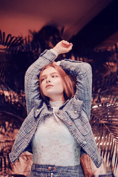 Foto de moda de una chica sobre un fondo de una palmera en un beau — Foto de Stock
