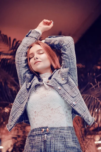 Photo de mode d'une fille sur un fond de palmier dans un beau — Photo