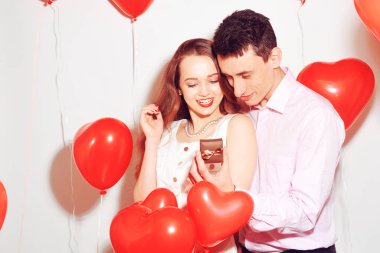 Erkek, tatlı kızına hediye yapar. Sevgililer bayramı.